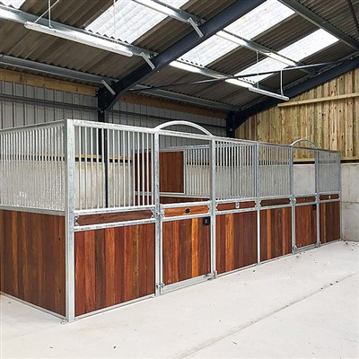 अस्तबल के डिजाइन और निर्माण में आमतौर पर किन कारकों पर विचार किया जाता है